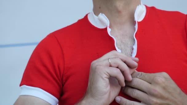 Kaukasiska spår cyklist blixtlås hans röda tröja på en Velodrome. Retro cykling — Stockvideo