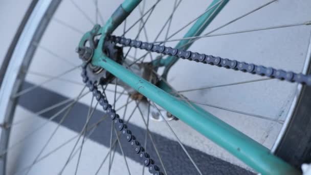 Close-up uitzicht op een groene baan vaste retro fiets op een Velodrome — Stockvideo