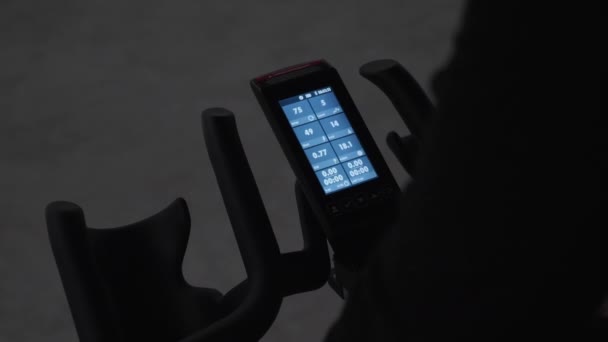 Vue rapprochée de l'écran d'ordinateur de l'entraîneur cycliste. Entraînement de spinning sur un entraîneur de vélo stationnaire 