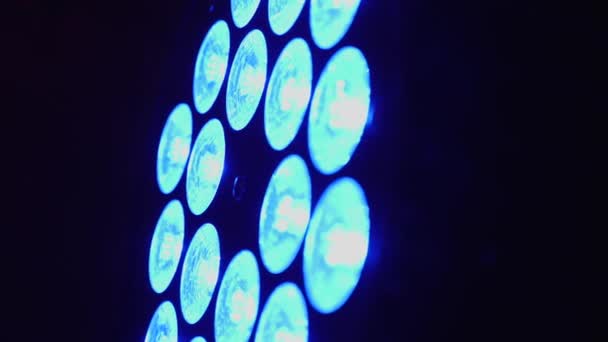 Nahaufnahme eines LED-Lichts, das einen blauen Lichtstrahl aussendet. Spotlicht — Stockvideo