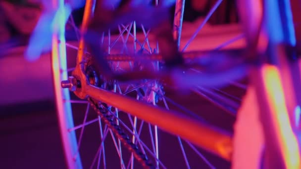 Retro cykel kedja set. Gammal cykel på en rulltränare — Stockvideo