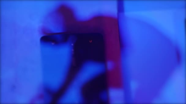 Black Shadow av en cyklist på den blå väggen snurrar på en stationär rulltränare — Stockvideo