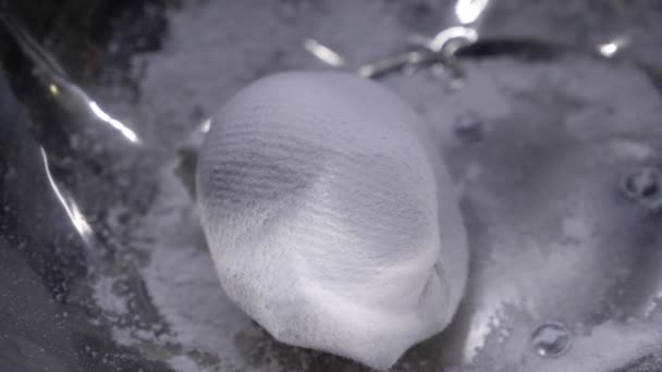 Boule de poudre de magnésium dans le bol — Video