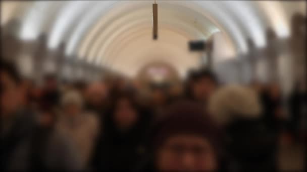 Люди идут к камерам в метро. Толпа гуляет в час пик — стоковое видео