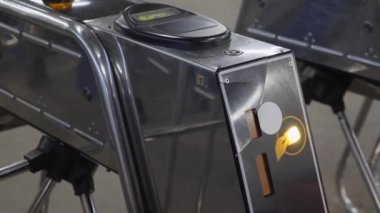 Genç kadın Metro metroda elektronik erişim kartı ile bir turnstile geçerken yakın çekim