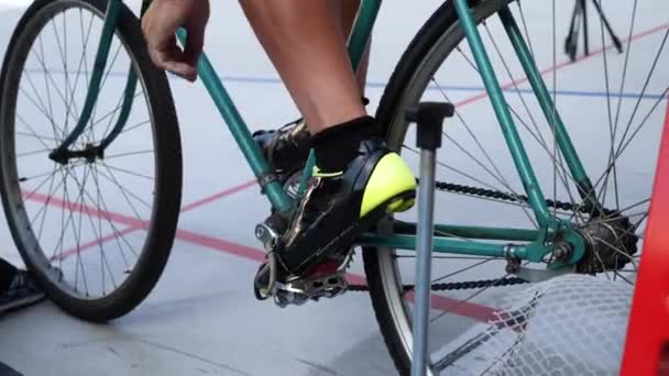 Cycliste attache les orteils clips pédales vélo vintage sur la porte de démarrage de piste de vélodrome — Video