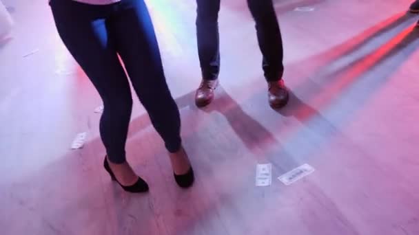 Os jovens estão dançando e se divertindo. Festa de casamento. Atmosfera glamourosa. Dançando em notas de dólar — Vídeo de Stock