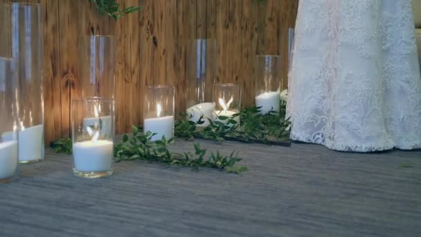 Bruiloft Decoratie kaarsen met bloemen en bruid in witte jurk — Stockvideo