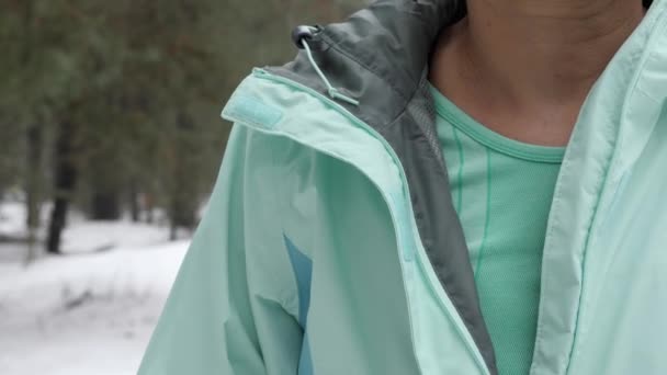 Vecchia anziana donna caucasica zip la giacca prima di correre nel parco invernale innevato. Close up Colpo frontale — Video Stock