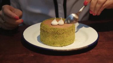 Tatlı çerez görünümü yakın. Kadın kaşık ile tatlı kurabiye yiyor.