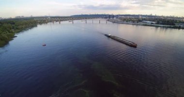 Nehir Dnepr Dnipro Kiev Ukrayna Sunset üzerinde Barge Scow hava drone görünümü