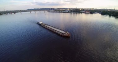 Nehir Dnepr Dnipro Kiev Ukrayna Sunset üzerinde Barge Scow hava drone görünümü