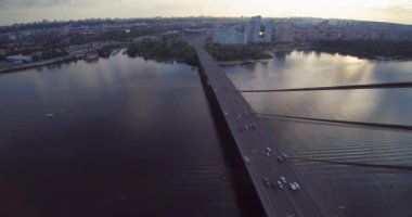 Kuzey Moskova Köprüsü hava drone görünümü Sunset River Dnepr doğru Kiev Ukrayna