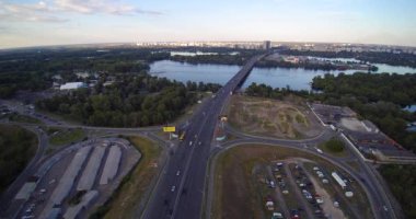 Kiev Ukrayna Dnipro River Uptown otopark karayolu kavşağının havadan görünümü