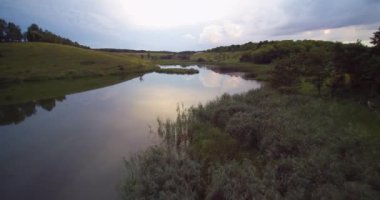 Bir günbatımı ve kır Gölü Hava drone görünümü