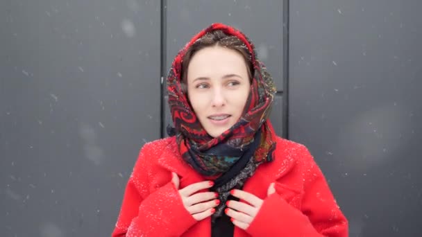 Hermosa joven caucásica mujer envolviendo en abrigo rojo cálido en invierno al aire libre — Vídeo de stock