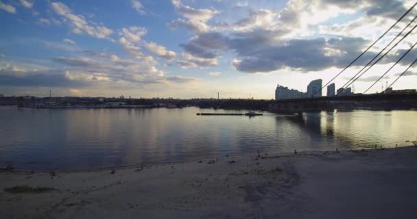 강 Dnepr 드니프로 키예프 우크라이나 일몰에 바지선 Scow의 공중 드 론 보기 — 비디오