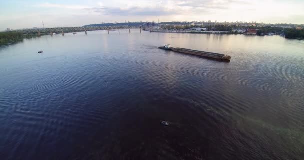 Nehir Dnepr Dnipro Kiev Ukrayna Sunset üzerinde Barge Scow hava drone görünümü — Stok video