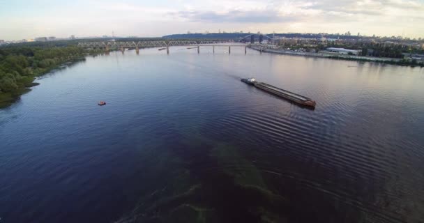 Vista aérea del dron de la vaca de la barcaza en el río Dnepr Dnipro Kiev Ucrania Puesta de sol — Vídeo de stock