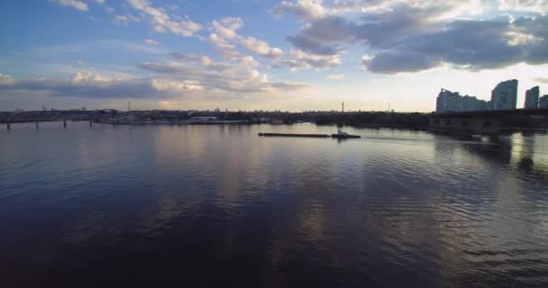 空中无人机在河上的驳船废料 Dnepr Dnipro 基辅乌克兰日落 — 图库视频影像