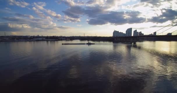 Vista aérea do drone da vaca da barcaça no rio Dnepr Dnipro Kiev Ucrânia por do sol — Vídeo de Stock