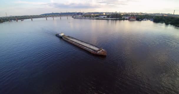 川ドニエプルドニプロペトロウシクキエフウクライナの夕日上のバージ Scow の空中ドローンビュー — ストック動画