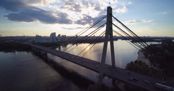 Aerial Drone utsikt över norra Moskva Bridge Kiev Ukraina mot Sunset River Dnepr — Stockvideo