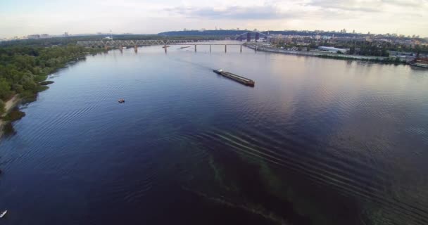 Vzdušné Překni pohled na nákladní loď na řece Dnepr Dněpro Kyjevské západ slunce — Stock video