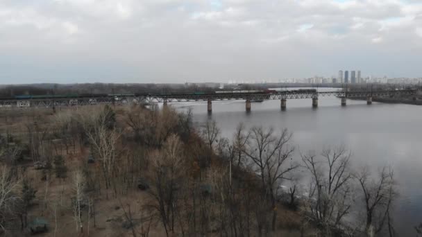 Goederentrein over de brug over rivier Dnipro. Spoorbrug — Stockvideo