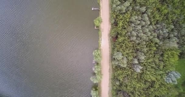 Vzdušný pohled na Country jezero s Rybními mosty a špínou štěrková cesta Les — Stock video
