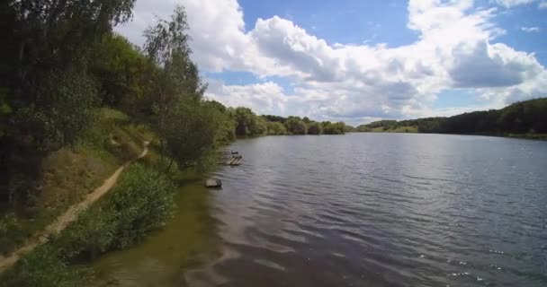 Vzdušný pohled na Country jezero s rybář a úzká stezka — Stock video