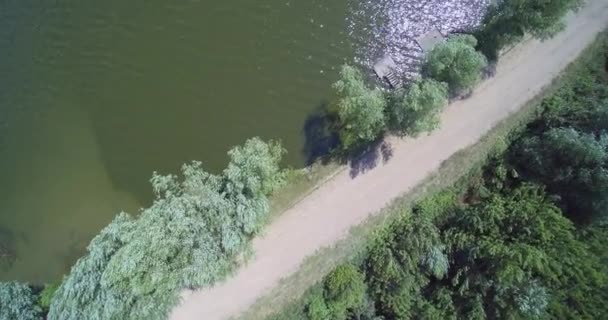 Letecká nejedna pohled na Country jezero s Rybním můstkem a špinavou štěrkovou silnicí — Stock video