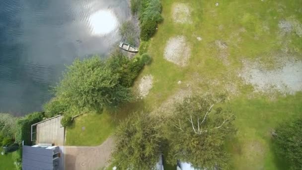 Vista aérea do drone do mar austríaco do ossiacher do lago com pares da cana da cana e barco — Vídeo de Stock