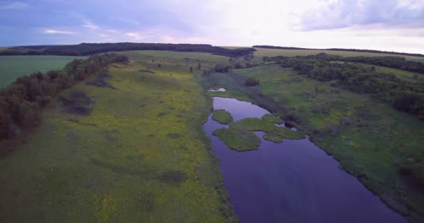 Luchtfoto drone uitzicht op een zonsondergang en Country Lake — Stockvideo