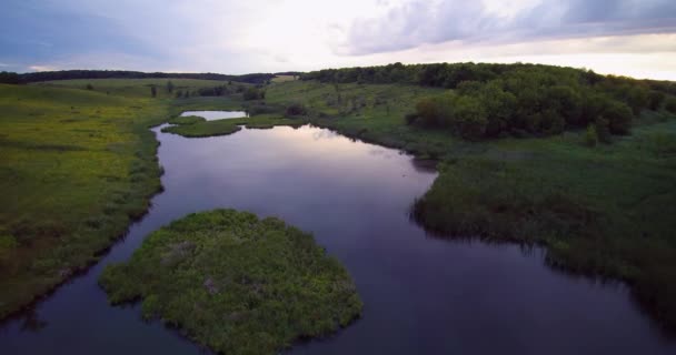Luchtfoto drone uitzicht op een zonsondergang en Country Lake — Stockvideo