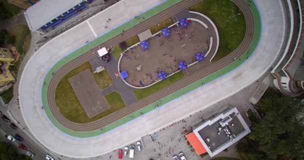 Velodrome in Kiev Cycling track fietsers training voor een race luchtfoto — Stockvideo