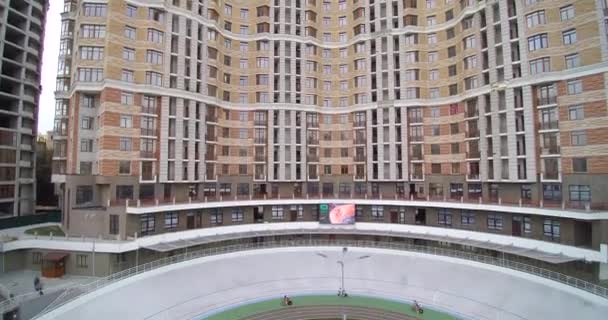 Velodrome in Kiev Cycling track fietsers in Bunch wielerwedstrijd luchtfoto UCI — Stockvideo