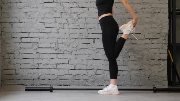 Kondiční bílé boty pro ženy. Cvičím v tělocvičně nebo doma, na tréninku, na detail s nádhernou nohou. Sculpt, utvářet tvar nohou. Sportovní výcvik v teniskách. — Stock video