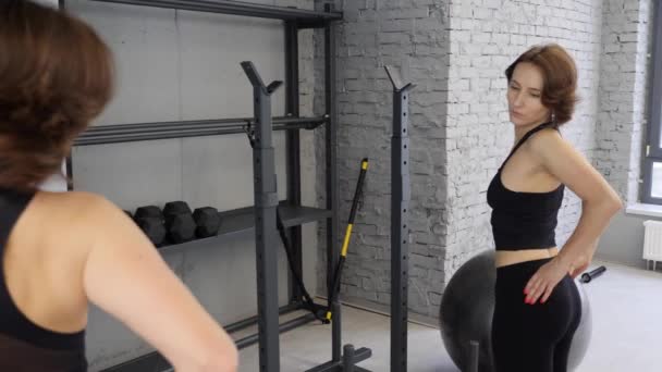 Atractiva Chica Caucásica Joven Mira Estómago Perfecto Espejo Gimnasio Concepto — Vídeos de Stock