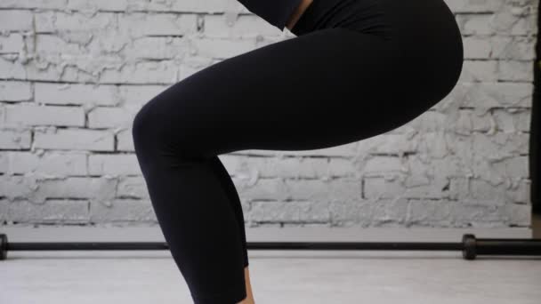 Close-up mulher fitness sapatos brancos. Exercício no ginásio ou em casa, treino cardio, detalhe de belas pernas correndo. Esculpir, treino de pernas de forma. Treinamento de esportista em tênis . — Vídeo de Stock