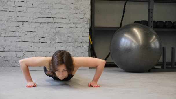 Close-up mulher fitness sapatos brancos. Exercício no ginásio ou em casa, treino cardio, detalhe de belas pernas correndo. Esculpir, treino de pernas de forma. Treinamento de esportista em tênis . — Vídeo de Stock