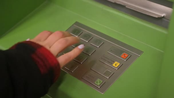 Bankomat Hand PIN-Code in Geldautomat eingeben. Frau tippt persönlichen PIN-Code in einen Geldautomaten. Nahaufnahme — Stockvideo