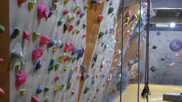 Empty Indoor Climbing Wall Bouldering Climbing Center — Stock Video