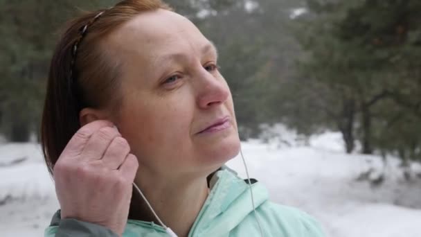 Senior Gamla Kaukasiska Kvinna Sätter Hörlurar Innan Kör Den Snöiga — Stockvideo