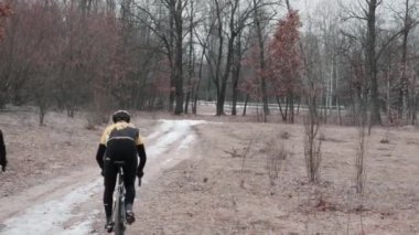 Kiev/Ukrayna-Şubat, 24 2019 Kiev cyclocross Kupası. Fotoğraf makinesinden sürme bisikletçi