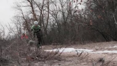 Kiev/Ukrayna-Şubat, 24 2019 Kiev cyclocross Kupası. Kamera yakınındaki bisikletçi grubu