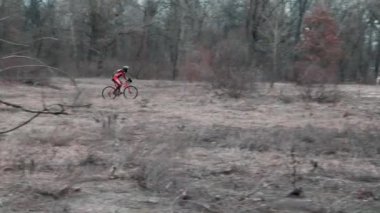 Kiev/Ukrayna-Şubat, 24 2019 Kiev cyclocross Kupası. Kum sürme bisikletçiler