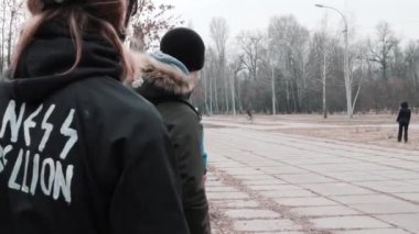 Kiev/Ukrayna-Şubat, 24 2019 Kiev cyclocross Kupası. Bisikletçi parmak ile ikinci yerini gösteren bitiş çizgisini geçen