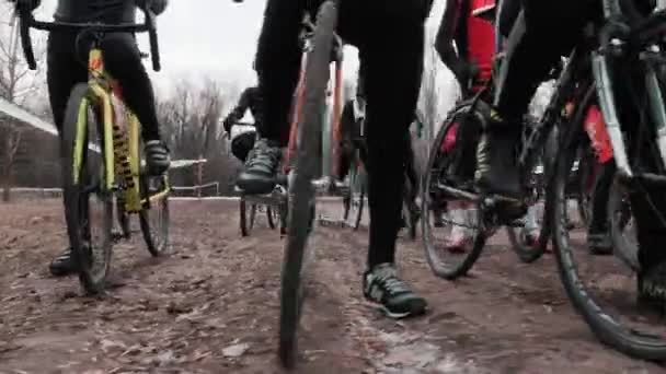 Kiev/Oekraïne-februari, 24 2019 Kiev Cyclocross Cup. Start line-up — Stockvideo