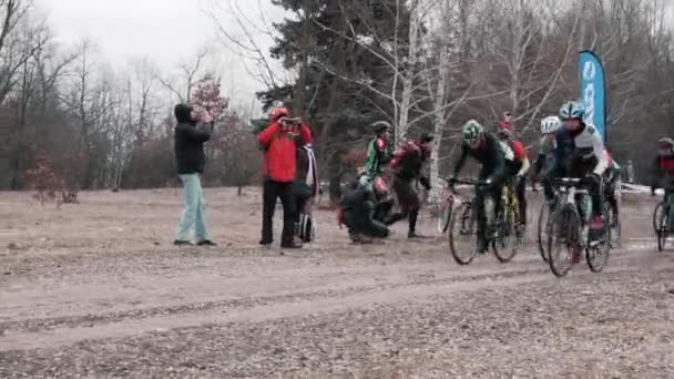 Kiev/Oekraïne-februari, 24 2019 Kiev Cyclocross Cup. Race start — Stockvideo